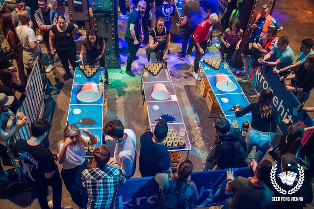Beim Beer Pong treten pro Team zwei Personen gegeneinander an. Beide Teammitglieder versuchen pro Runde je einen Ball in die Becher des Gegnerteams zu werfen. | Foto: Beer Pong Vienna