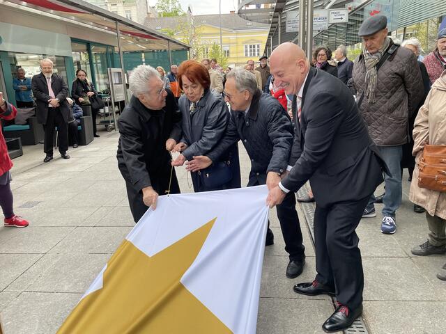Altbundespräsident Heinz Fischer (1.v.l.) und Fritz Moravec' Witwe Eva Moravec (2.v.l.) zogen gemeinsam an der Kordel, mit der Fritz Moravec' Stern am Walk of Fame enthüllt worden ist. | Foto: Kautzky