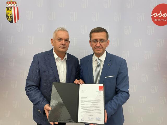 Backaldrin-Geschäftsführer Harald Deller macht sich bei Wirtschafts- und Energie-Landesrat Markus Achleitner für eine sichere Erdgasversorgung der backenden Betriebe in Österreich stark.
