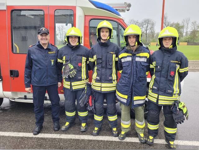 Stefan Schaub mit Amstettner Feuerwehrmitgliedern | Foto: Bfkdo Amstetten