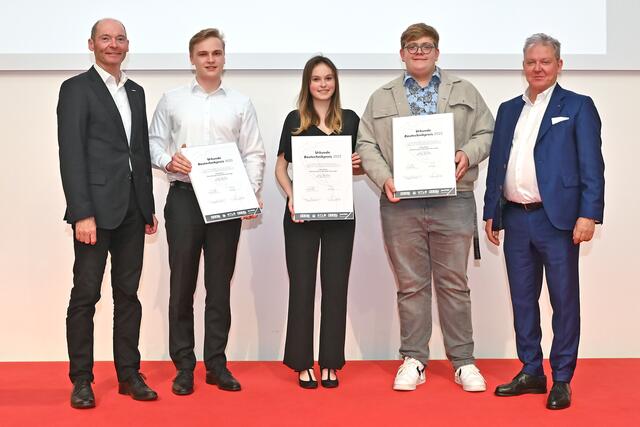 low rise - high density 2. Platz: Innungsgeschäftsführer Markus Hofer, Lukas Bayer, Elisabeth Wurzinger, Paul Kickinger, Bauinnungsmeister Norbert Hartl (v.l.)

 | Foto: eventfoto.at 