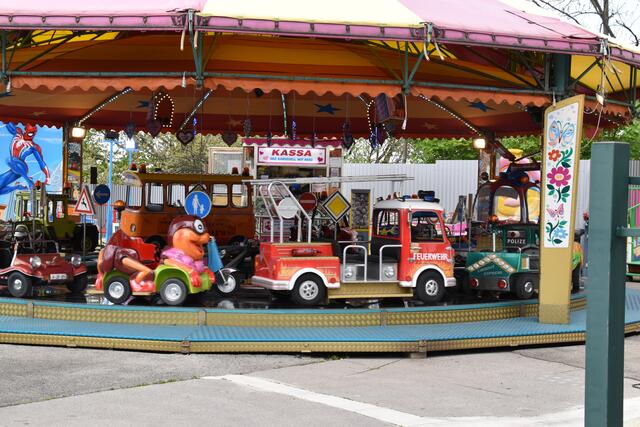 Das "Karussell mit Herz" begrüßt die großen und kleinen Gäste bei der Urselbrunnengasse. | Foto: Karl Pufler