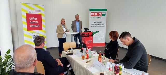 WKO-Vizepräsidentin Gabi Lechner und Obmann Egon Hierzegger (Regionalstelle Ennstal/Salzkammergut) informierten Presse und Unternehmer über die Unterschriftenaktion. | Foto: Schweiger