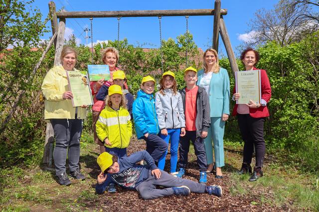 Diee Zertifikat "Naturparkkindergarten" und "Naturparkschule" erhielten der Kindergarten und die Volksschule Moschendorf: Kindergartenleiterin Hannelore Gratzer, Landtagspräsidentin Verena Dunst, Landesrätin Daniela Winkler und Schuldirektorin Klaudia Taucher (von links). | Foto: Büro Winkler