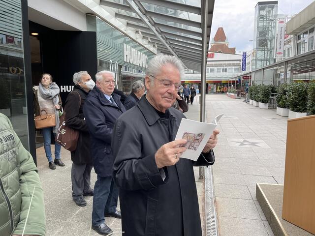 Heinz Fischer vertiefte sich in die Broschüre, die anlässlich der Sonderausstellung "Bergsteigen als Berufung" im Bezirksmuseum herausgegeben worden ist. | Foto: Kautzky