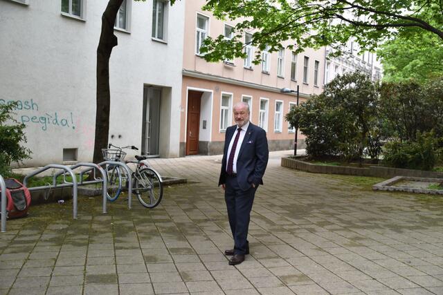 Bezirksvosteher-Stellverterter Gerhard Blöschl im Supergrätzel – hier gibt es viel grün, Fahrradständer und auch eine Fußgängerzone. | Foto: Karl Pufler