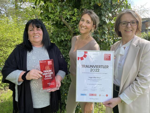 Die Steyrer BezirksRundSchau-Geschäftsstellenleiterin Diana Postl mit Sarah Staudecker von der Yoga Villa Steyr und Judith Ringer, WKO-Obfrau von Steyr-Land (v.l.).