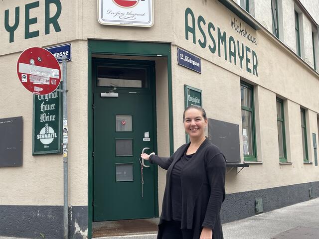 "Herzlich willkommen": Barbara "Bärbel" Petretto vor dem Wirtshaus Assmayer. | Foto: Karl Pufler