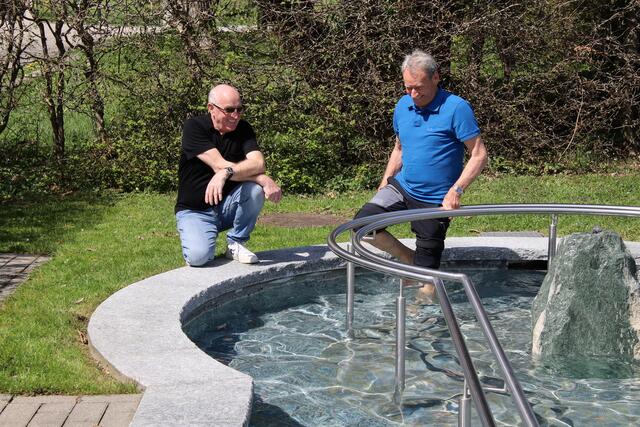  „Bademeister“ Georg Schorsch Gross und Josef Rupp (v.l.) in ihrer Wassertrete | Foto: Christian Fetz