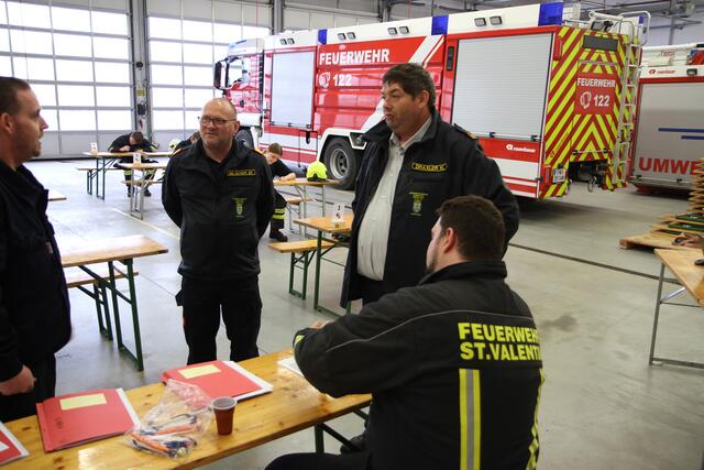 Ausbildungsleiter Hannes Draxler mit Ausbildnern. | Foto: Bfkdo Amstetten
