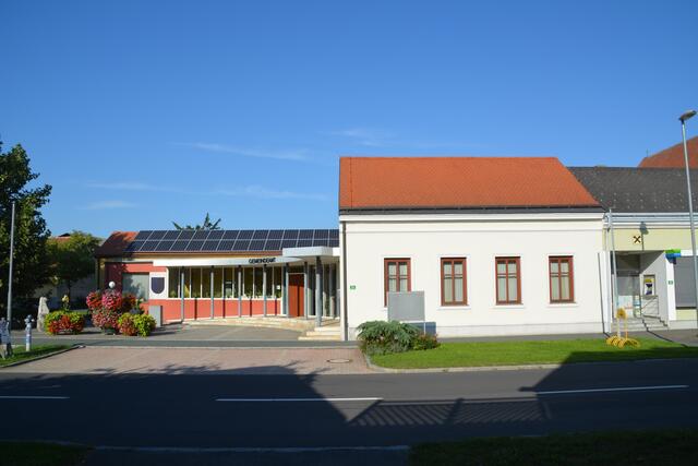 ... so wie auch die Gemeinde Deutsch Schützen (rechts im Bild) an der früheren Filiale. | Foto: Michael Strini
