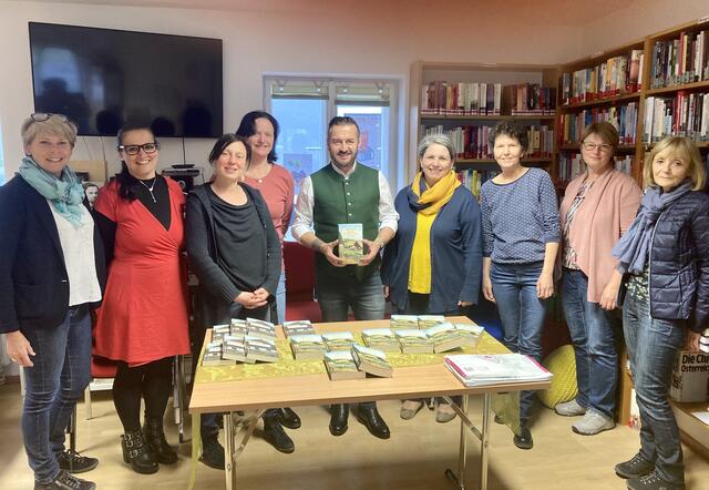 Klara Schanes mit Bücherei - Team und dem Autor Franz Preitler beim Büchertisch der Servus Buchhandels Christine Fladerer in Ilz. | Foto: Bücherei Sinabelkirchen