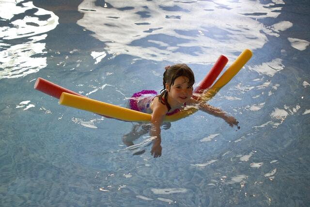 Volksschulkinder, die aufgrund der Corona-Pandemie den Schwimmkurs nicht machen konnten, können diesen nun nachholen. | Foto: Sally Wynn/Pixabay 