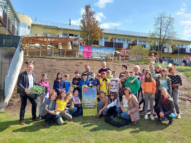 Schüler der MS Hitzendorf beteiligten sich an der Aktion „blühende und summende Steiermark“. | Foto: KK