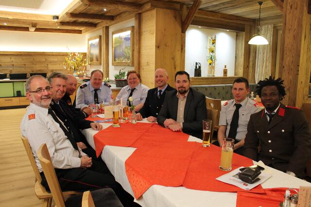 Mitglieder der Partnerfeuerwehr Altdorf und der FF Pinsdorf mit Bürgermeister Jürgen Berchtaler. | Foto: FF Pinsdorf