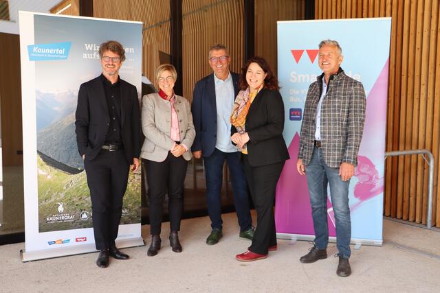 VVT-GF Alexander Jug, TVB-GF Michaela Gasser-Mark, Alt-Bgm. Pepi Raich, LH Stv. Ingrid Felipe und Bgm. Christian Kalsberger (v.li.). | Foto: Siegele