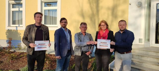 Gabriele Knauseder, Vorsitzende der Volkshilfe (VH) Braunau, und ihre Mitstreiter fordern eine Erhöhung des Arbeitslosengeldes sowie Respekt und Würde gegenüber erwerbslosen Menschen. | Foto: VH Braunau