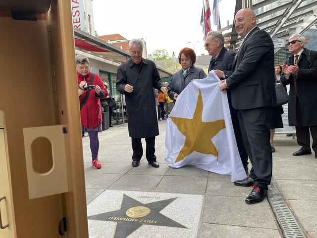 Da ist der Stern: Heinz Fischer, Eva Moravec, Heinz Gerstbach und Christian Gerzabek nahmen die Enthüllung vor. | Foto: Kautzky
