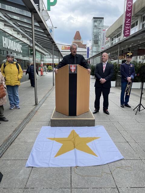 Altbundespräsident Heinz Fischer hielt seine Ansprache vor dem noch verhüllten Stern für Fritz Moravec. | Foto: Kautzky
