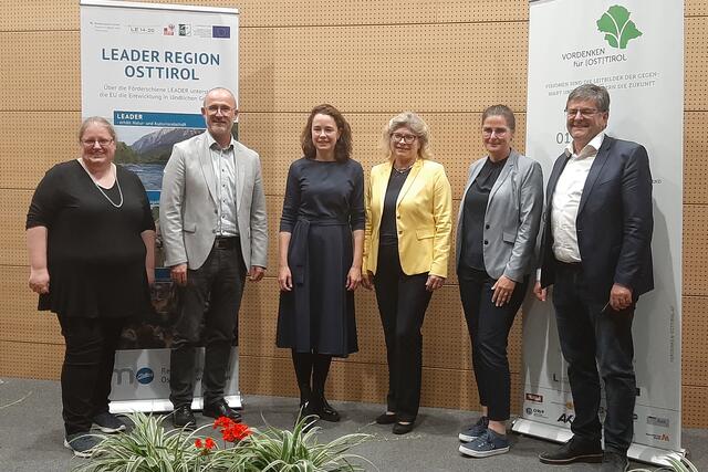 Das Team „Vordenken für Osttirol“ ist sichtlich erfreut über den großen Andrang bei dieser gelungenen Veranstaltung: Manuela Gritzer, Innos GmbH; Wilfried Kollreider, Geschäftsstellenleiter der AK-Lienz; Anna Schneider, Uni-Innsbruck; Doris Palz, Geschäftsführerin von Great Place to Work; Barbara Hassler, Felbertauernstraße AG; Reinhard Lobenwein, Bezirksstellenleiter der WK-Lienz (v.l.). | Foto: WK Lienz