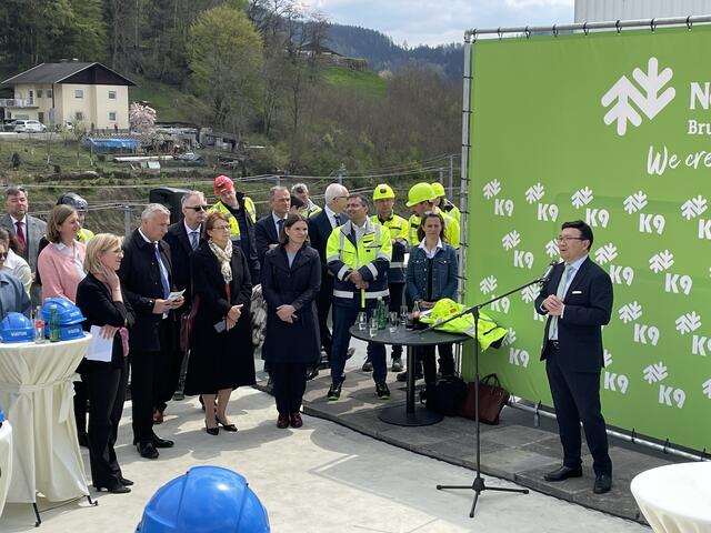 Die Promi-Dichte am Firmendach war am Donnerstag recht hoch. | Foto: Kern
