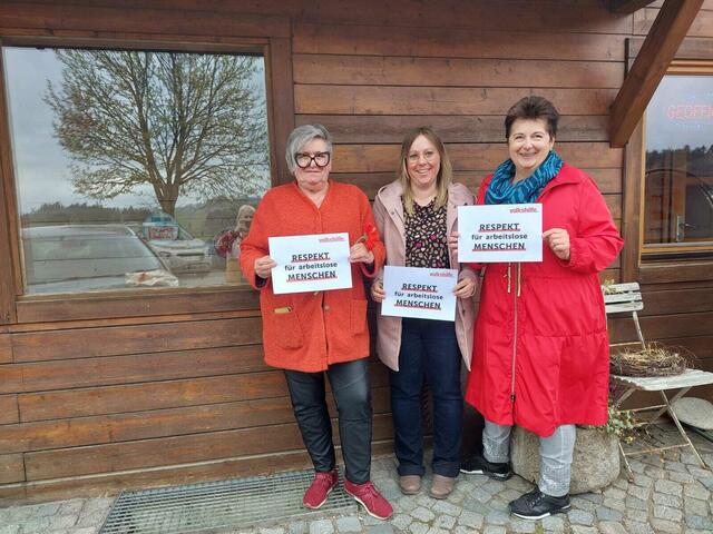 Links im Bild: Die Vorsitzende des Volkshilfe-Bezirksvereines Rohrbach Ingrid Groiß fordert gemeinsam mit Vorstands-Mitgliedern Respekt für arbeitslose Menschen ein. 
 | Foto: VH Rohrbach