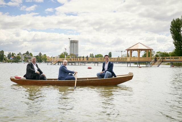 Das war die Saisoneröffnung 2021: Christoph Wiederkehr (NEOS), Hubert Teubenbacher und Ernst  Nevrivy (SPÖ) (v.r.) saßen bei der Bäder-Präsentation in einem Boot. | Foto: Markus Wache/PID