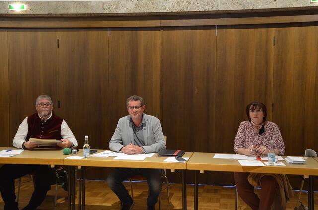 Der Gemeindevorstand: 1. Vizebürgermeister Ino Bodner, Bürgermeister Thomas Schäfauer, 2. Vizebürgermeisterin Lorène Stranner