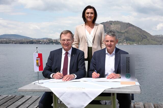 Bundesministerin Elisabeth Köstinger, Landeshauptmann Stelzer und ÖBf-Vorstand Georg Schöppl bei der Vertragsunterzeichnung am neuen Bundesforste-Naturbadeplatz Huthausaufsatz in Weyregg am Attersee. | Foto: Land OÖ/Lisa Schaffner