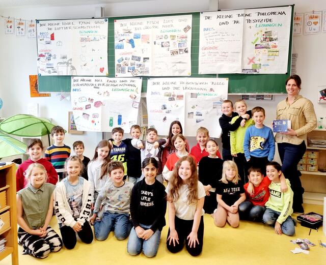 Autorin Irina Weingartner mit der 3B der VS Leopoldsdorf. | Foto: Irina Weingartner