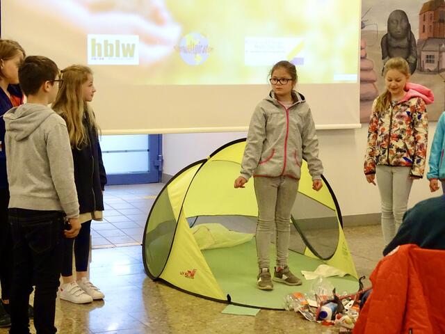 Die Volksschule Dienten erzählte uns eine Geschichte über ein Murmeltier, das vor seiner Haustüre lauter Müll vorfindet. | Foto: Sarah Braun