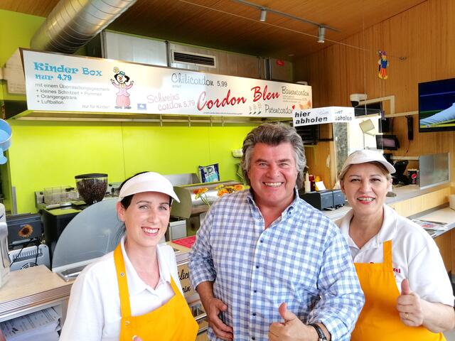 Die Führungskräfte Nicole und Maria freuten sich auch über ein gemeinsames Foto mit Andy Borg. | Foto: Berger
