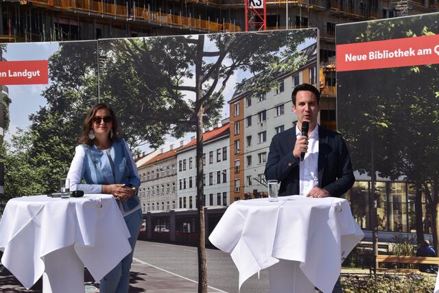 Stadträtin Ulli Sima (SPÖ) und Vizebürgermeister Christoph Wiederkehr (Neos) vor der Visualisierung der künftigen Landgutgasse. | Foto: Karl Pufler