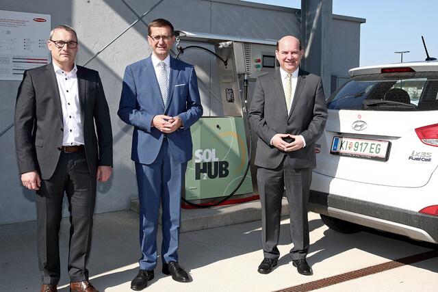 Harald Langeder, Technischer Leiter (CTO) Fronius International GmbH, Wirtschafts-und Forschungs-Landesrat Markus Achleitner und FH-Professor Johann Kastner, Vizepräsident für Forschung &amp; Entwicklung FH OÖ bei einer Wasserstoff-Tankstelle, für die Fronius International die Technologie entwickelt hat. | Foto: Land OÖ/Daniel Kauder