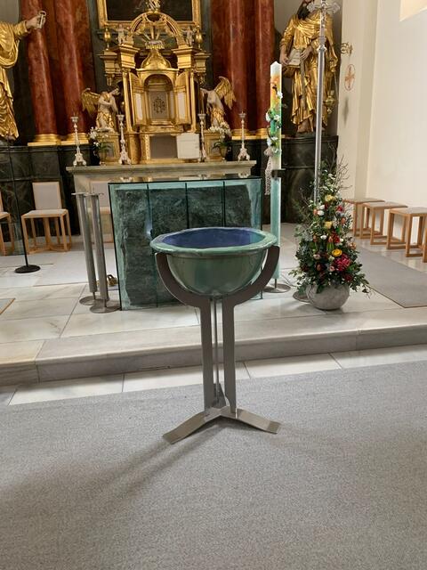 Wunderbar fügt sich das neue Taufbecken in das Inventar der Pfarrkirche St. Ulrich im Greith. | Foto: Kremser