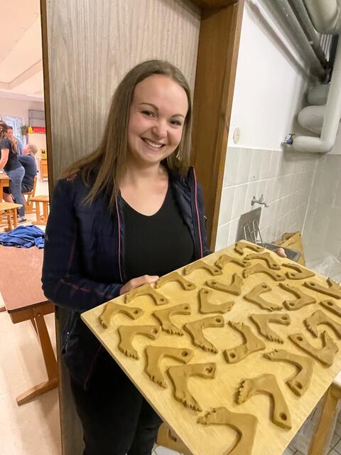 Stolz auf die selbst kreierten "WelschLauf"-Medaillen aus Ton. | Foto: Susanne Veronik