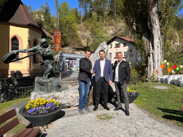Paul Auderer, Bernd Kiechl und Thomas Schatz geben sich auf eine erfolgreiche Zukunft die Hand. | Foto: Imst Tourismus