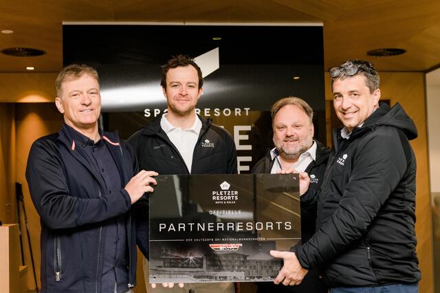 Pletzer Resort-GF Egon Kahr (2. v. re.), Move &amp; Relax-Leiter Patrick Koller, Hoteldirektor Wolfgang Weiss und DSV-Sportvorstand Wolfgang Maier (li.) besiegeln die Zusammenarbeit. | Foto: Pletzer Resorts/S. Holaubek