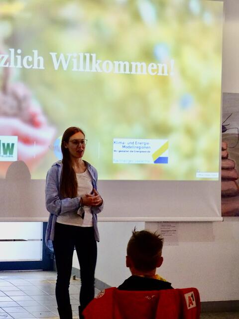 Llsa Kößlbacher von der KEM Nachhaltiges Saalachtal begrüßte alle Anwesenden ebenfalls und erklärte kurz, was alles auf dem Programm steht. | Foto: Sarah Braun