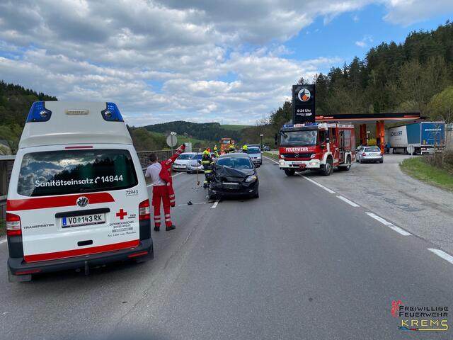 Schwerer Unfall mit drei Fahrzeugen auf der B70 in Voitsberg. Die Straße war eineinhalb Stunden gesperrt. | Foto: FF Krems