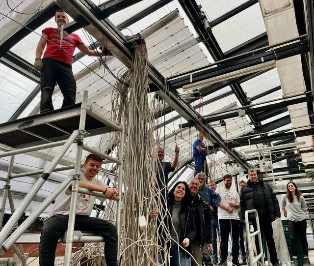 Die Arbeitsgemeinschaft konnte die Fertigstellung kaum erwarten. | Foto: Arbeitsgemeinschaft Papageienschutz