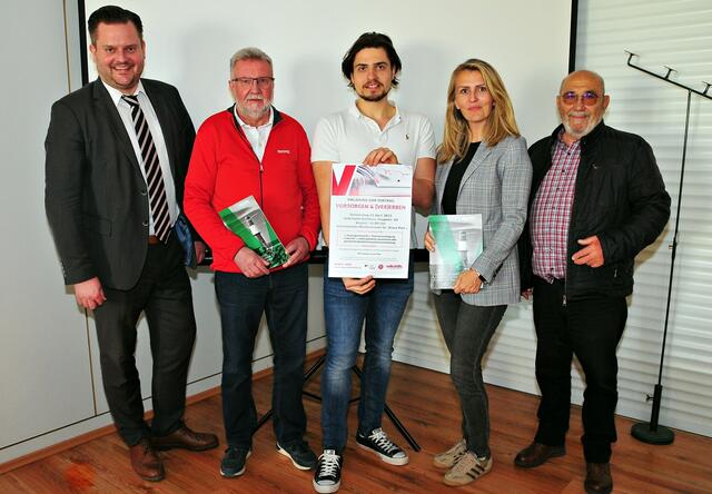 Seniorenfreundliches Bad Vöslau: Dr. Klaus Perl, SPÖ-Stadtparteivorsitzende Karl Wallner, Gemeinderat Stefan Rabits, SPÖ Bezirksgeschäftsführerin Mag. Amela Dzananovic, Pensionistenobmann Ernst Markowetz. | Foto: Helga Nitsche