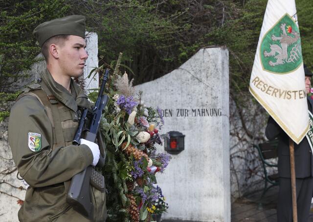 Es wurden Kränze in Gedenken an die in den zwei Weltkriegen gefallenen Gemeindebürger niedergelegt. | Foto: Österr. Bundesheer