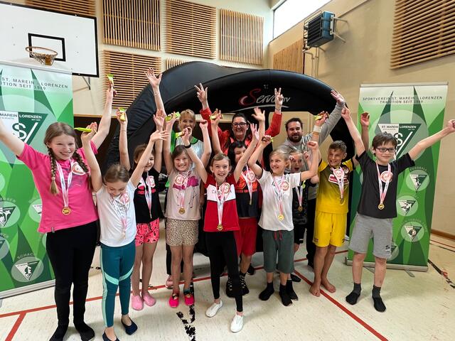 Das "Team Lichtgeschwindigkeit": die Volksschule St. Lorenzen mit Bgm. Petra Weberhofer. | Foto: SVML
