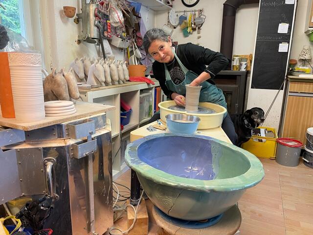 Lena Kremser in ihrer Werkstatt in St. Ulrich im Greith. Im Vordergrund die zweite Taufschale, jetzt im Besitz der Keramikmeisterin. | Foto: Susanne Veronik