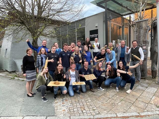 So geht Landjugend: Junge Leute aus den Bezirken Deutschlandsberg und Leibnitz haben für die Gestaltung der "WelschLauf"-Medaillen die Ärmel aufgekrempelt. | Foto: Susanne Veronik