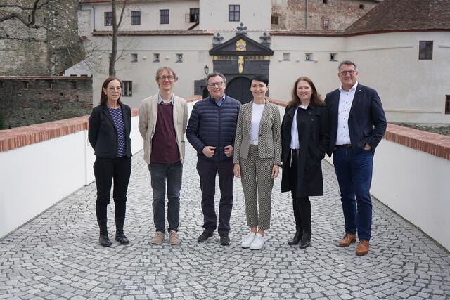 Lösung von Nachbarschaftskonflikten durch ASPR-Unterstützung: Mediatorin Heidemaria Korbatits, Projektmanager Wolfgang Weilharter, ASPR Präsident Norbert Darabos, Petra Bencsics (Leiterin OSG Rechtsabteilung), Mediatorin Lisa Maj Pertl und OSG Obmann Alfred Kollar | Foto: ASPR Schlaing