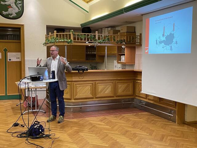 Ernst Trummer, Geschäftsführer vom E-Werk Gröbming, stellte den Blackout-Präventionsplan seiner Firma vor. | Foto: Schneeberger