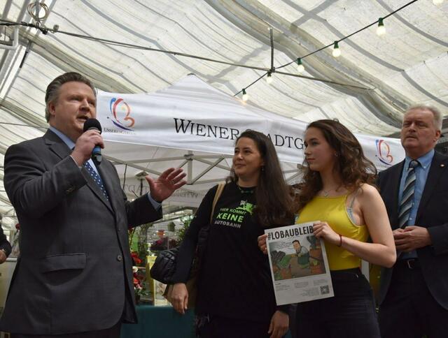 “Zuerst 400 Bäume roden, um eines der größten fossilen Projekte der jüngeren Geschichte umzusetzen, und jetzt bei einer Kleingartenmesse über die Klimamusterstadt Wien reden, geht sich nicht aus. Auf Beton wachsen keine Bäume”, so Anrainerin Nora Haidowatz (Mitte). | Foto: Phili Kaufmann