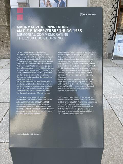 Neben dem Mahnmal erinnert eine Tafel an die damalige Tat der Bücherverbrennung in Salzburg. 